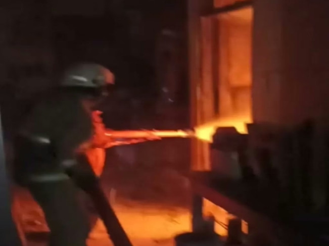 Ilustrasi petugas pemadam kebakaran berupaya padamkan gedung praktik Fisika Unair yang terbakar. [Int]